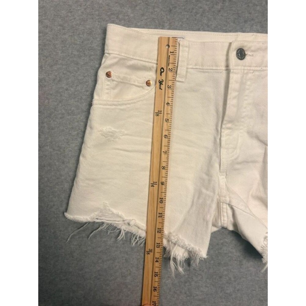 GAP White Distressed Low Rise Stride Shorts - Size 26 / 2R - Picture 6 of 8